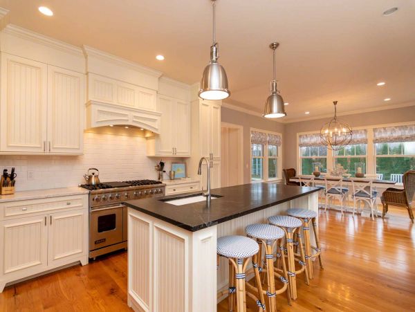 Cape Cod Home 994486