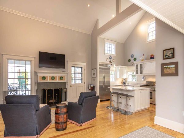 Cape Cod Home 994488