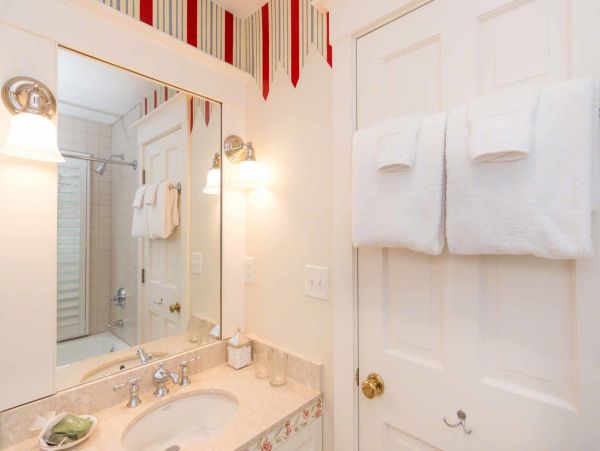 Cape Cod Home 994488