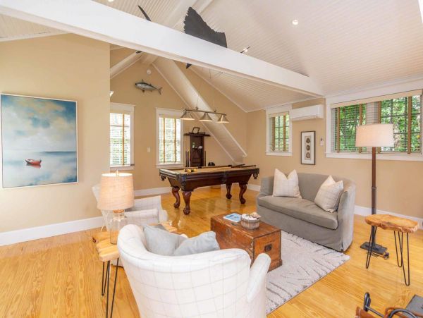 Cape Cod Home 994488