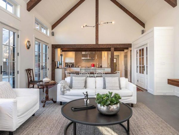 Cape Cod Home 994489