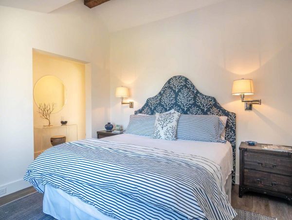 Cape Cod Home 994489