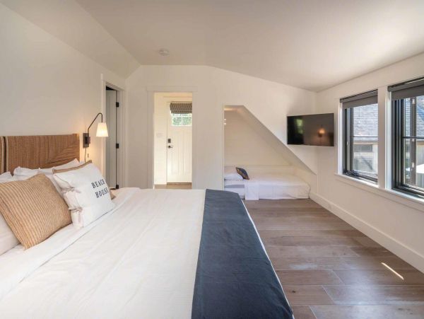 Cape Cod Home 994489