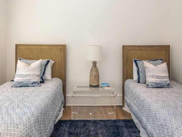 Cape Cod Home 994496