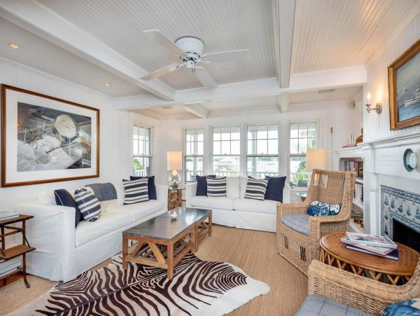 Cape Cod Home 994497