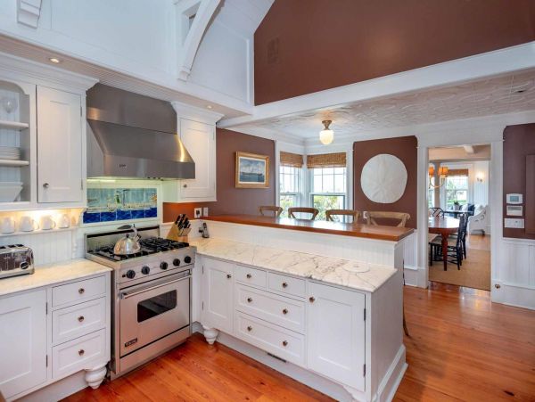 Cape Cod Home 994497