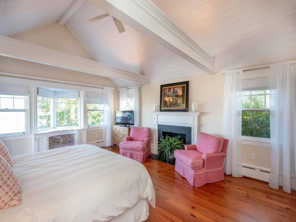 Cape Cod Home 994497