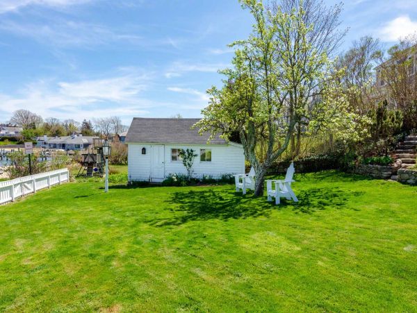 Cape Cod Home 994497