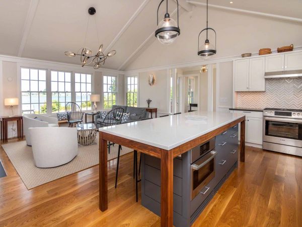 Cape Cod Home 994498