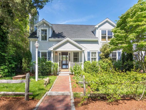Cape Cod Home 994507