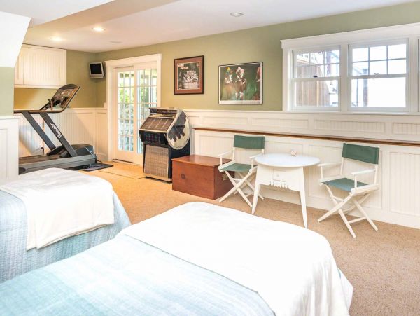 Cape Cod Home 994507