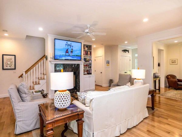 Cape Cod Home 994509
