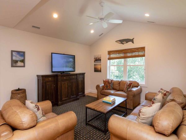 Cape Cod Home 994509