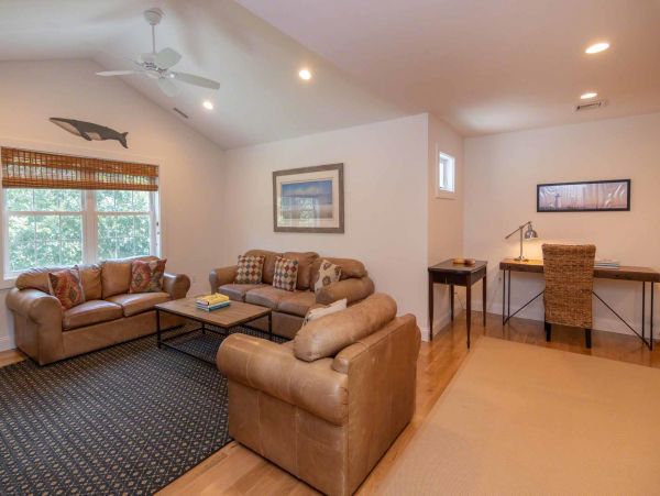 Cape Cod Home 994509