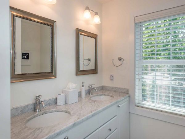 Cape Cod Home 994509