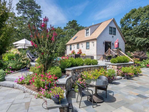 Cape Cod Home 994512