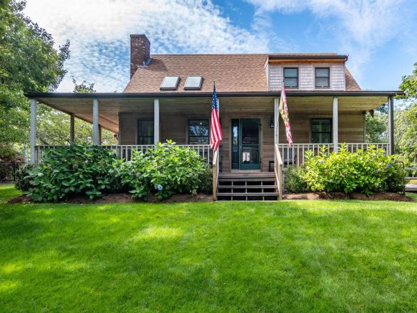 Cape Cod Home 994512