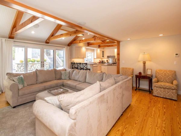 Cape Cod Home 994512