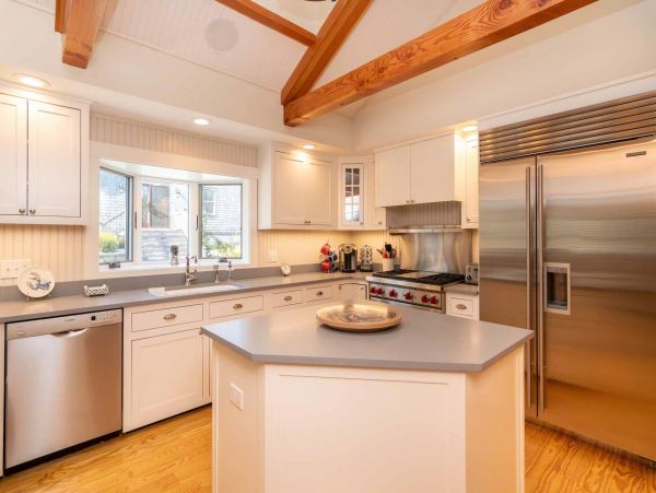 Cape Cod Home 994512