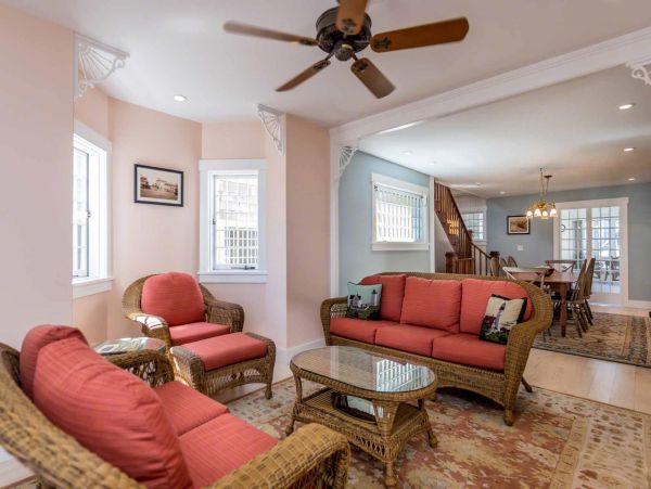 Cape Cod Home 994513