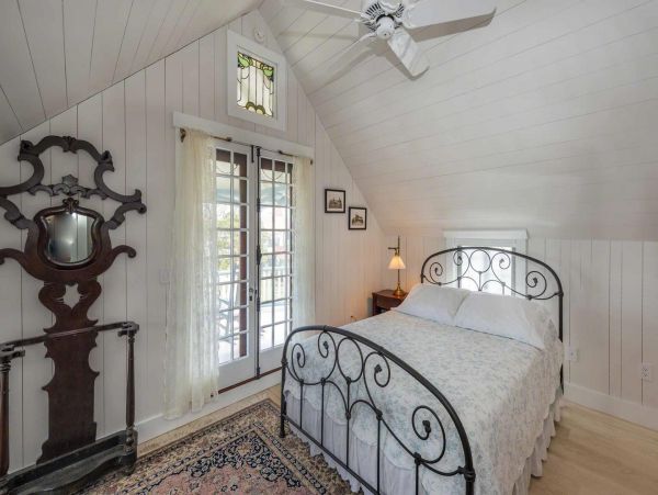 Cape Cod Home 994513