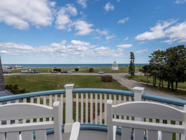 Cape Cod Home 994513