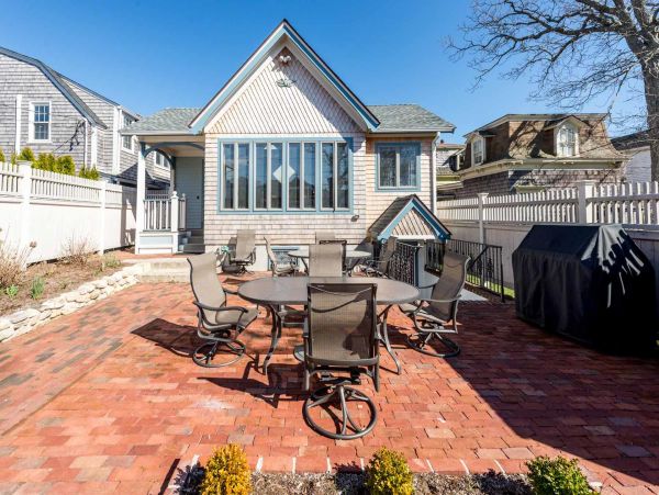 Cape Cod Home 994513