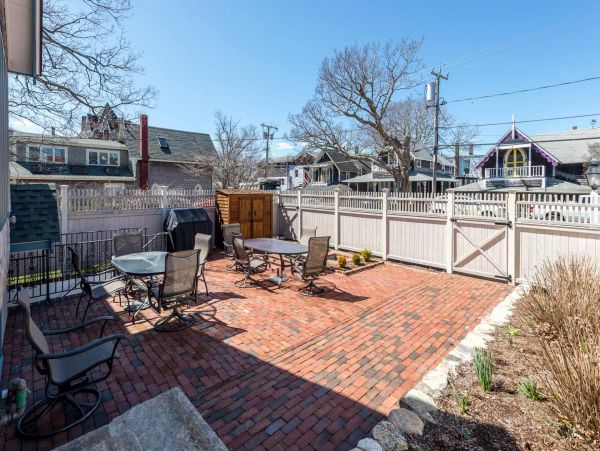 Cape Cod Home 994513