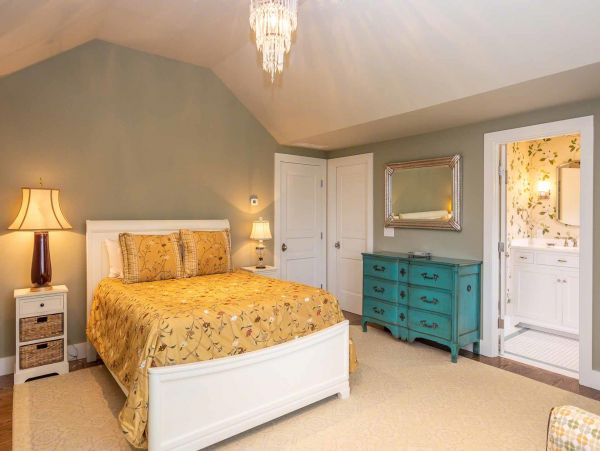 Cape Cod Home 994516