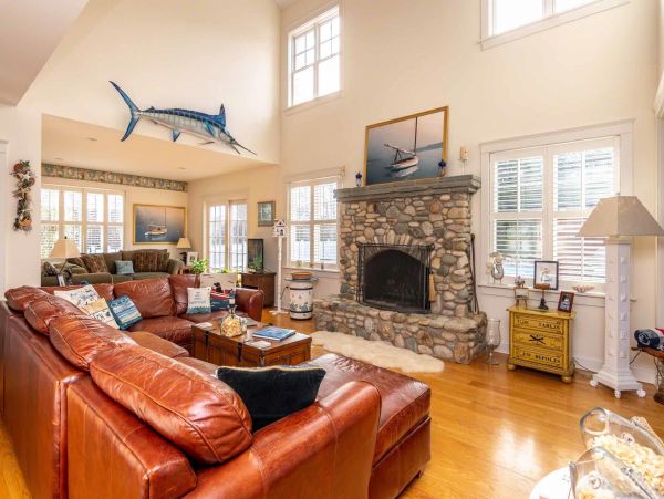 Cape Cod Home 994517