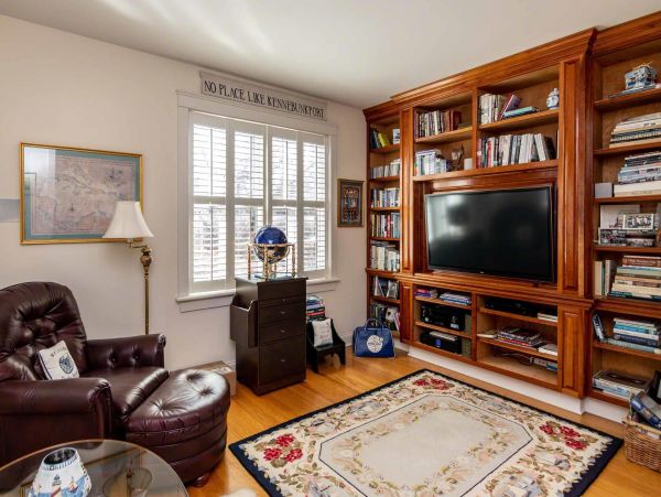 Cape Cod Home 994517