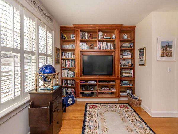 Cape Cod Home 994517