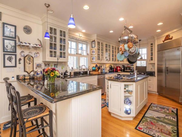 Cape Cod Home 994517