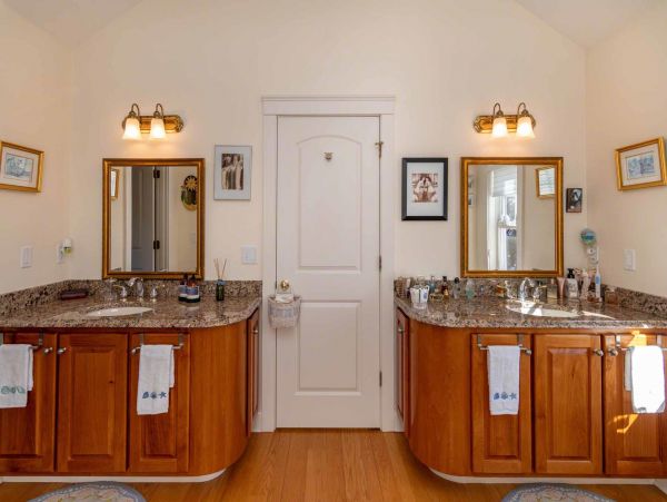 Cape Cod Home 994517