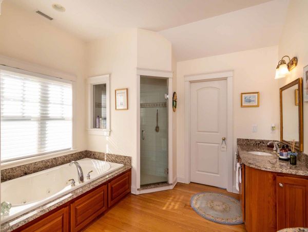 Cape Cod Home 994517