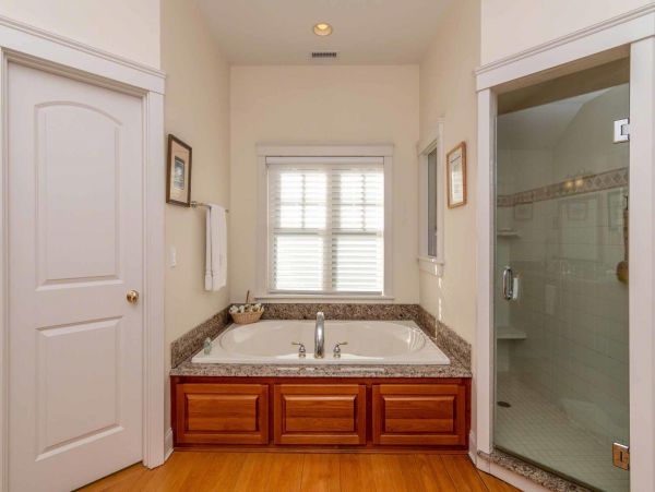 Cape Cod Home 994517