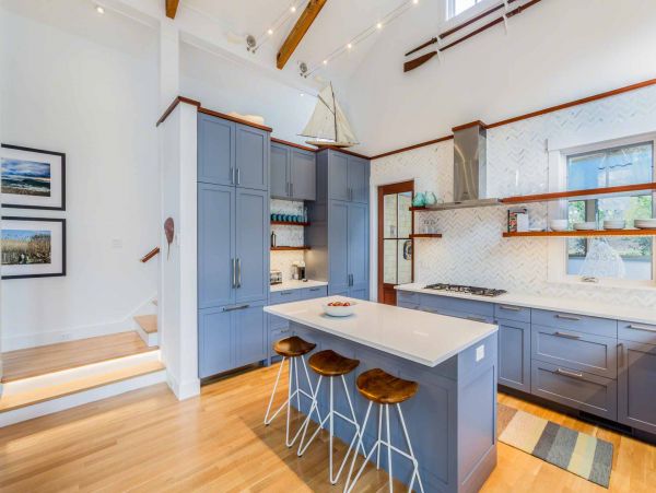 Cape Cod Home 994520