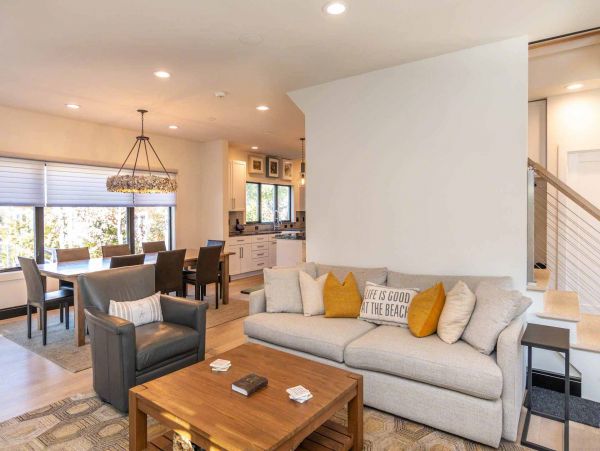 Cape Cod Home 994522