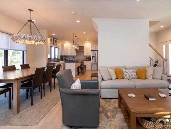 Cape Cod Home 994522