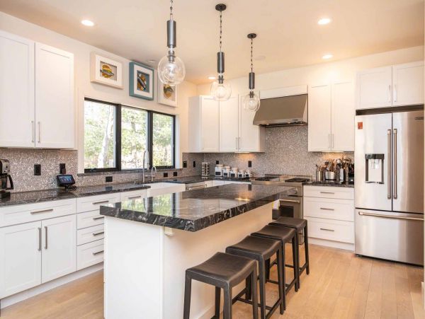 Cape Cod Home 994522