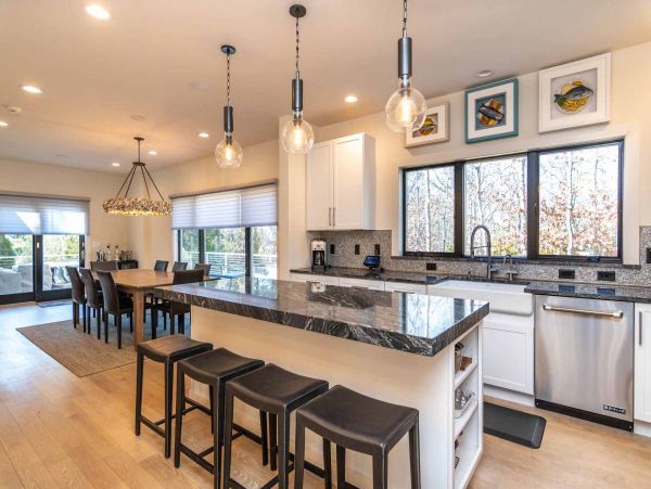 Cape Cod Home 994522