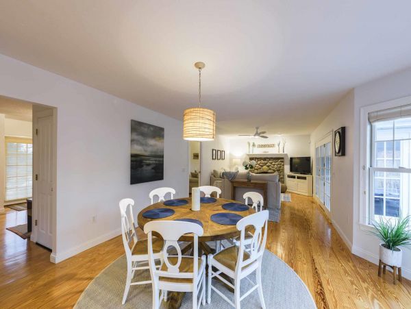 Cape Cod Home 994523