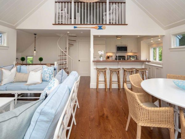 Cape Cod Home 994527