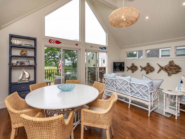 Cape Cod Home 994527