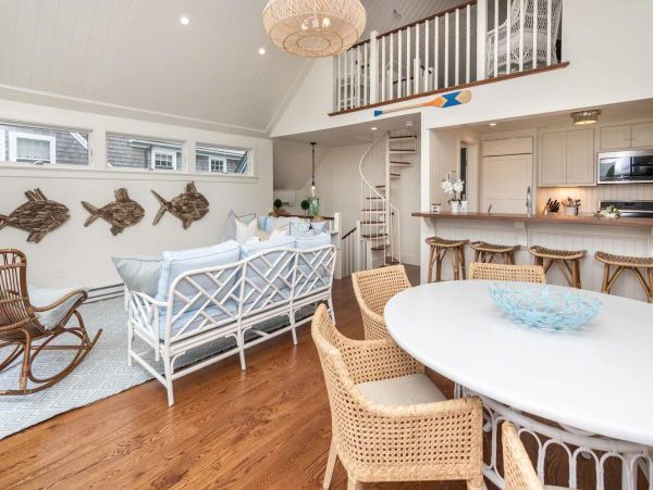 Cape Cod Home 994527