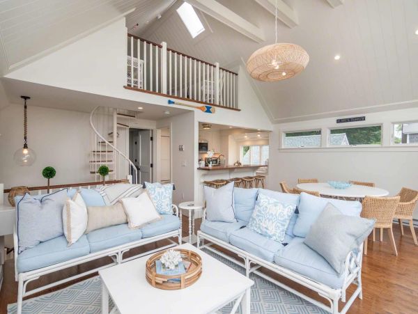 Cape Cod Home 994527