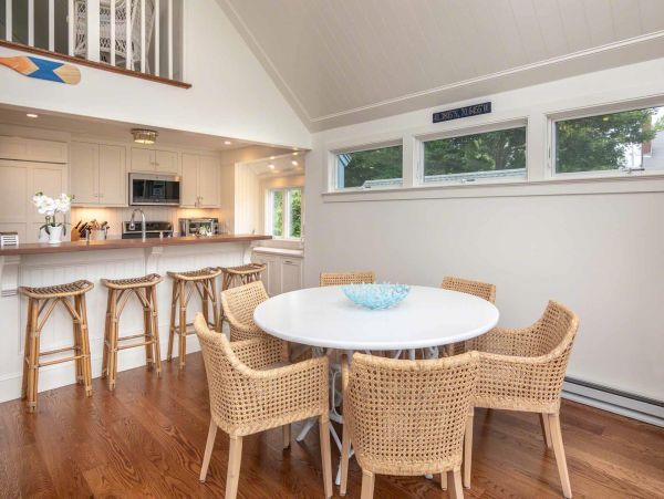 Cape Cod Home 994527