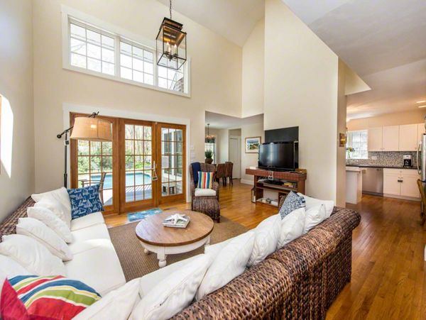 Cape Cod Home 994528