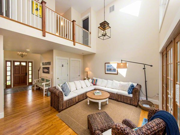 Cape Cod Home 994528