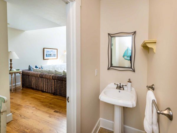 Cape Cod Home 994528